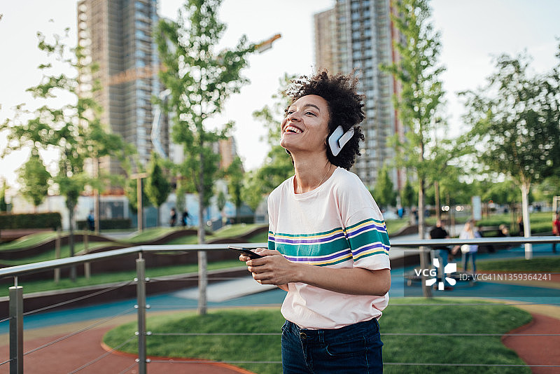 非洲女孩在街上享受音乐肖像图片素材