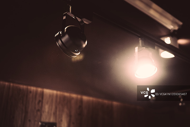 昏暗房间里的两盏聚光灯图片素材