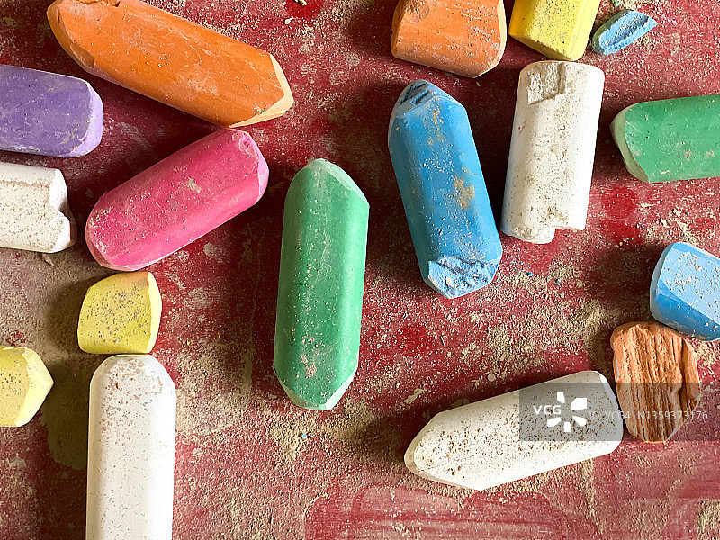 红色背景上的大块粉笔图片素材