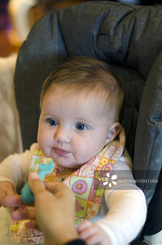 快乐宝宝用勺子吃饭图片素材