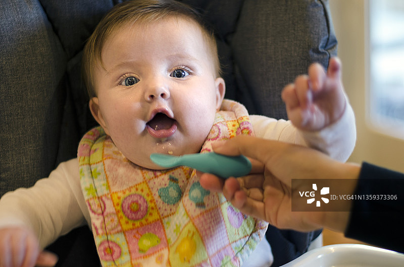 快乐宝宝用勺子吃饭图片素材