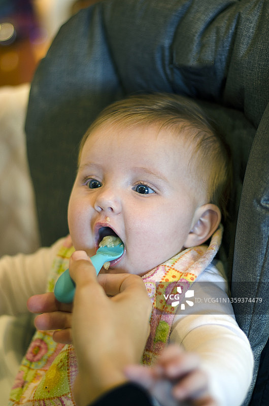 快乐宝宝用勺子吃饭图片素材