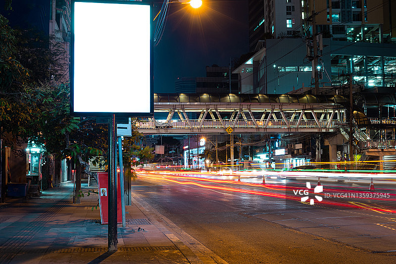 夜晚城市街道上的空白广告牌，户外广告图片素材