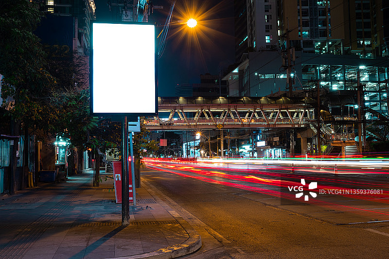 夜晚城市街道上的空白广告牌，户外广告图片素材