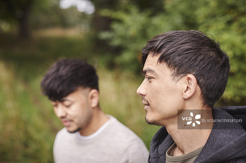 微笑的男人正在看向别处图片素材