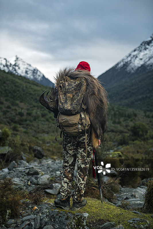 猎人扛着山羊的背影图片素材
