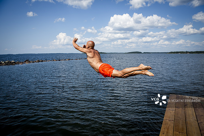 跳入海中的男人图片素材