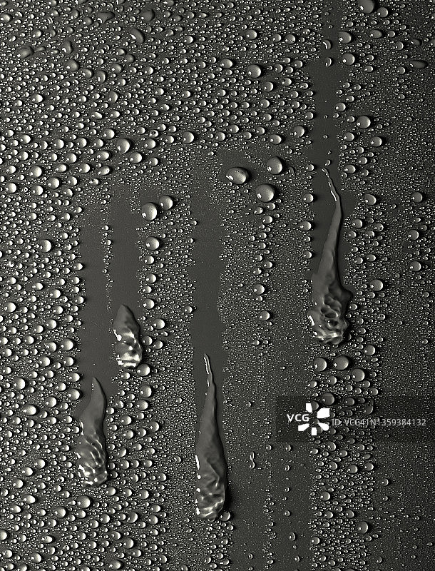 灰色湿润表面上的水滴纹理图片素材