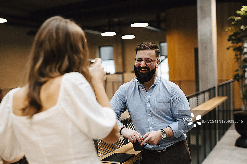 同事在走廊交谈图片素材