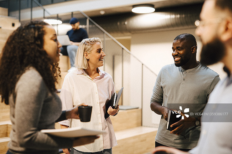 同事在走廊交谈图片素材