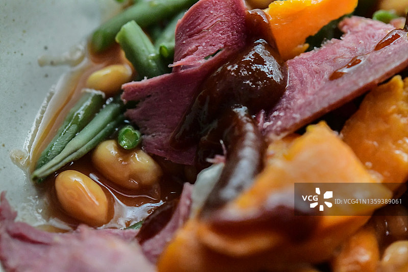 静物：红薯、牛舌、豆类、番茄和烧烤棕色酱汁图片素材