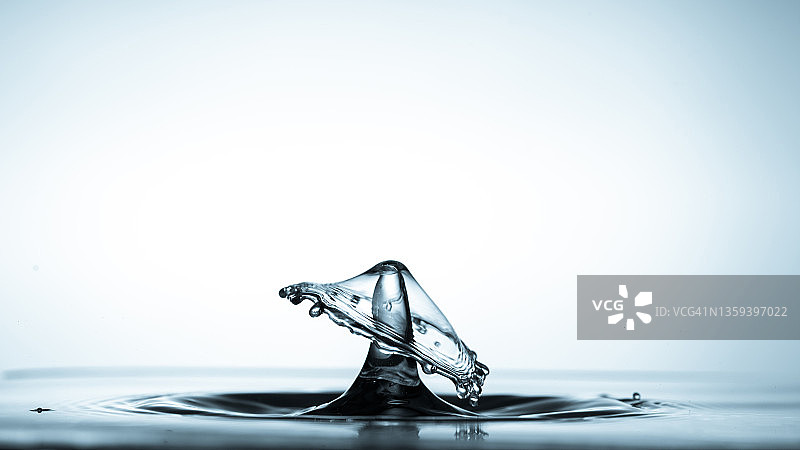 水滴落入水面图片素材