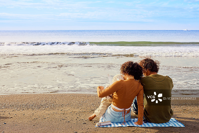 一家人坐在海滩上图片素材