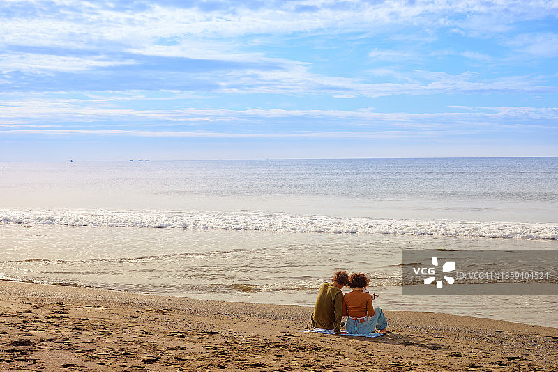 一家人坐在海滩上图片素材
