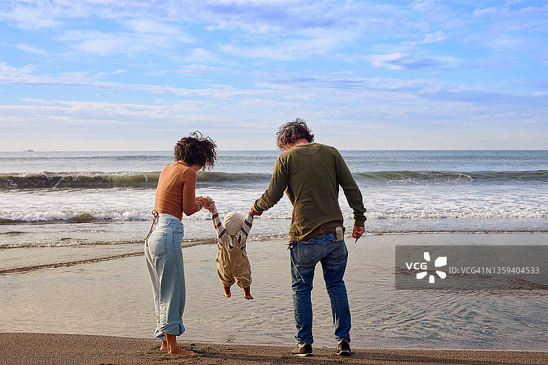 海滩漫步的家庭图片素材
