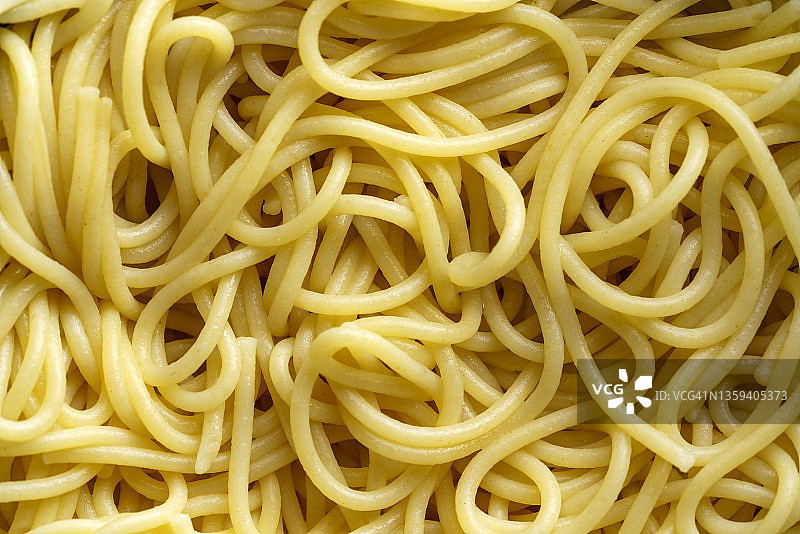 漏勺里的煮熟意面图片素材