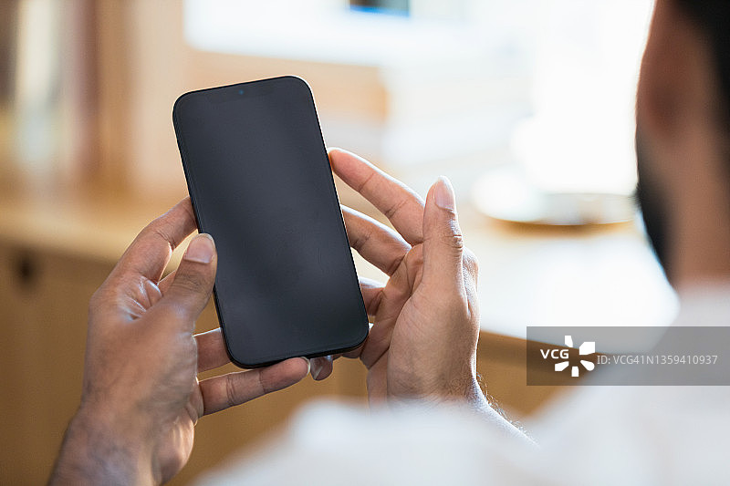 男子使用智能手机图片素材