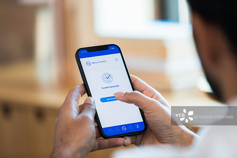 男人手持手机使用银行APP特写图片素材