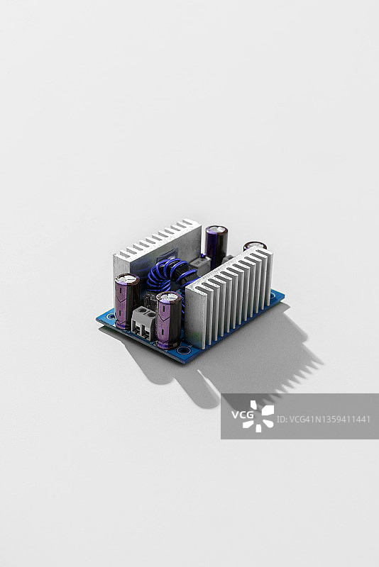 白色背景上的PCB板特写图片素材