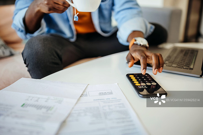 在家中处理财务的男子特写图片素材