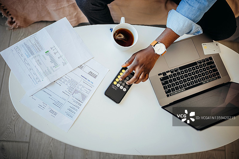 在家中处理财务的男子特写图片素材