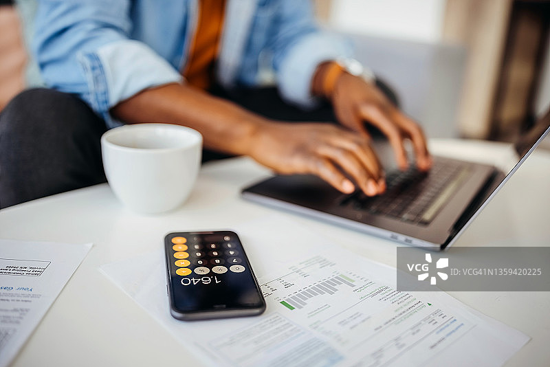 在家中处理财务的男子特写图片素材