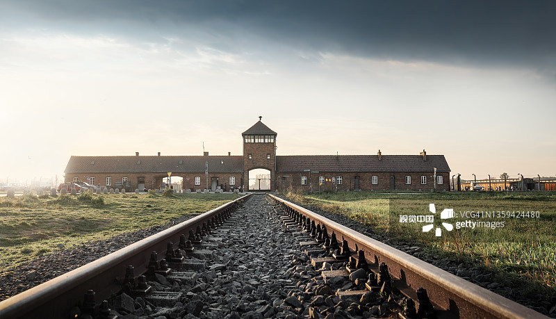 奥斯威辛二号-比克瑙集中营入口的铁路轨道，前纳粹德国集中营，波兰图片素材