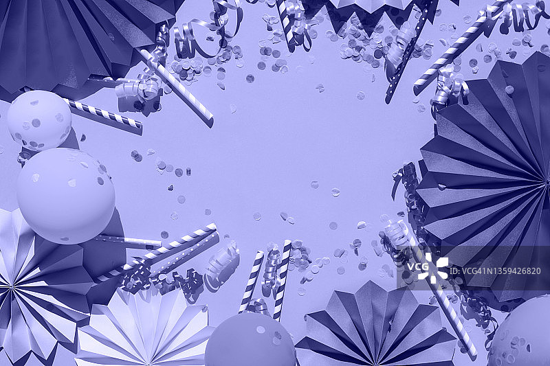 紫色节日背景与许多五彩纸屑、纸工艺品图片素材