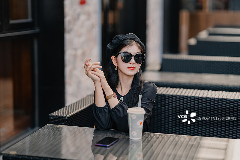 时尚的女孩图片素材