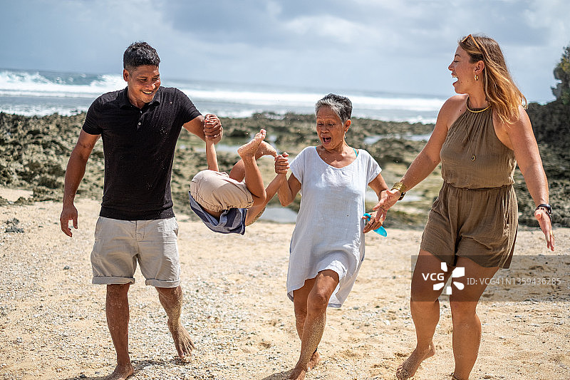 一家人在海滩上和孩子玩耍图片素材