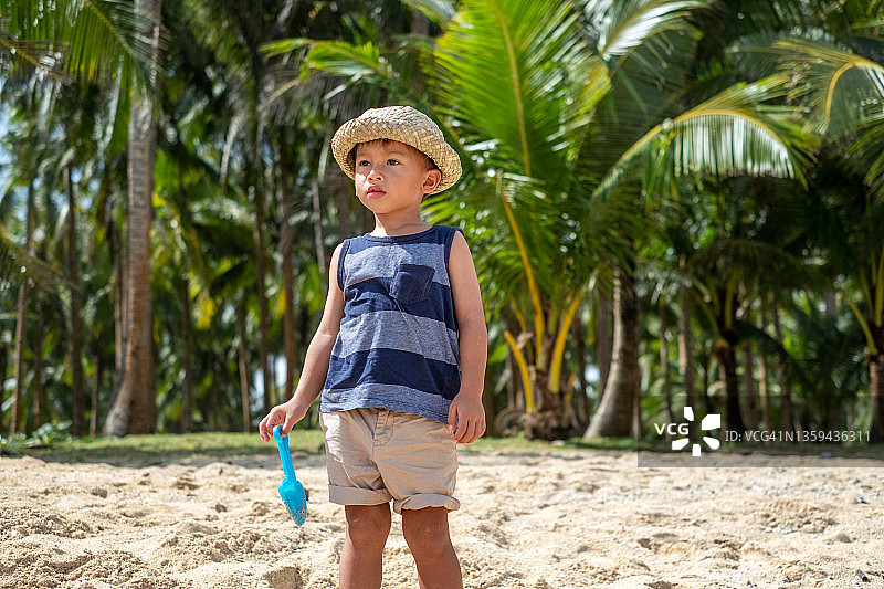 站在海滩上的小男孩图片素材
