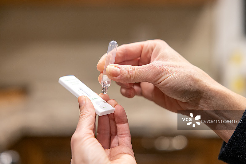 家庭新冠病毒检测 - 滴加侧向流动测试溶液图片素材