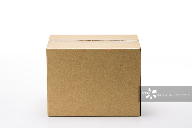 白色背景上隔离的棕色空白纸盒，带剪切路径图片素材