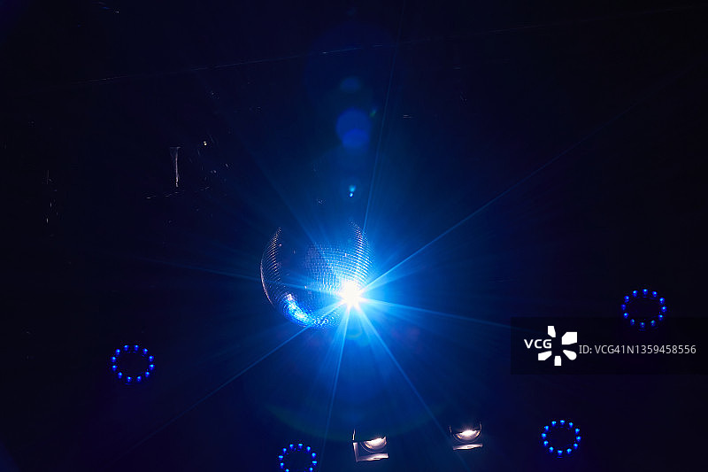 彩色聚光灯和烟雾的舞台灯光图片素材