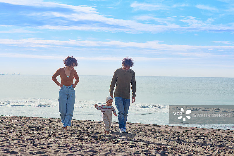 海滩漫步的家庭图片素材