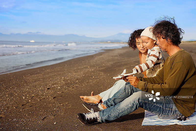 一家人坐在海滩上图片素材