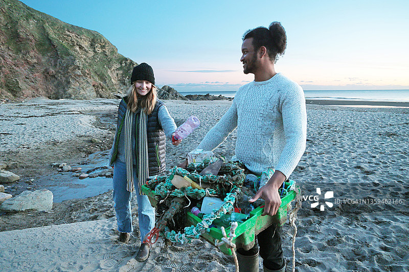 情侣清理海滩图片素材