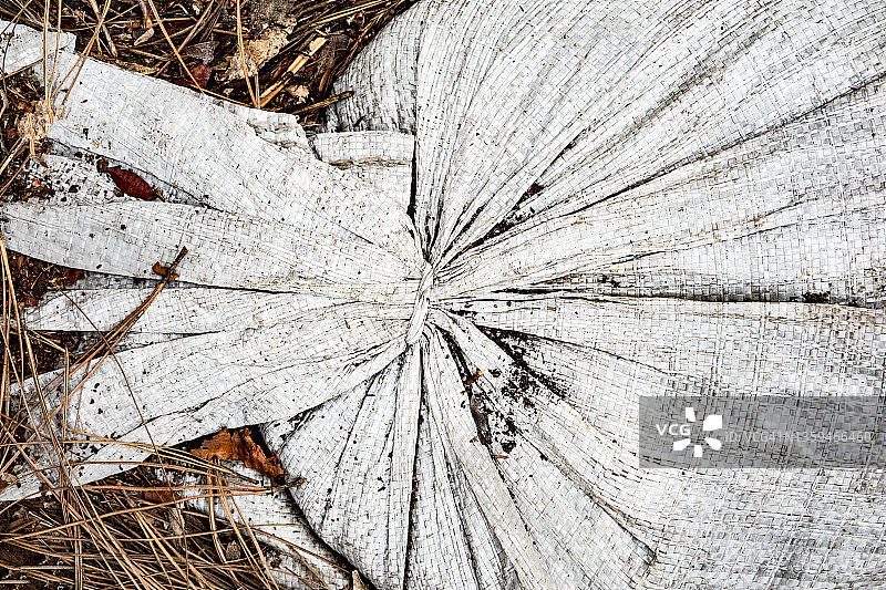 地上的旧沙袋图片素材
