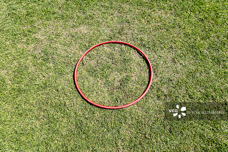 草地上的呼啦圈图片素材