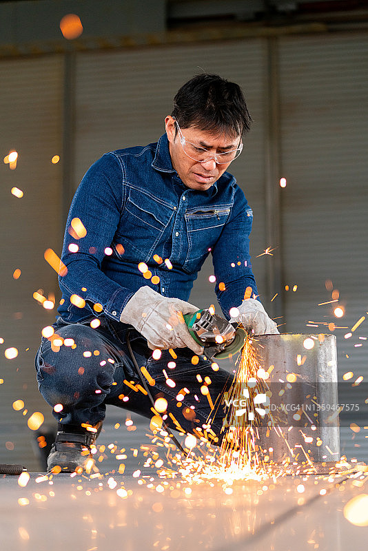工匠在他的车间里研磨金属图片素材