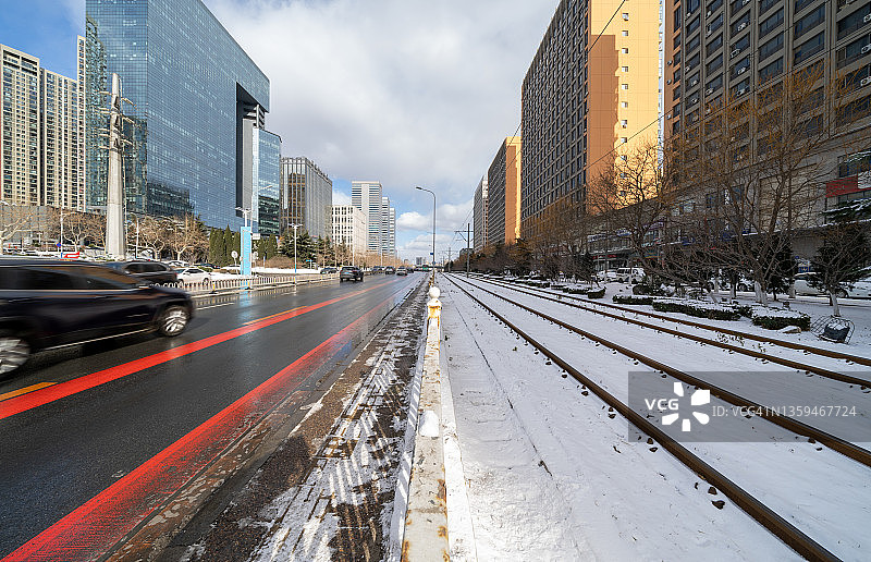 雪后湿滑路面上的车辆图片素材