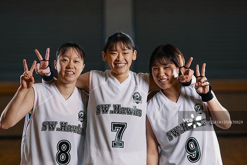 三名日本女大学生篮球运动员的肖像图片素材