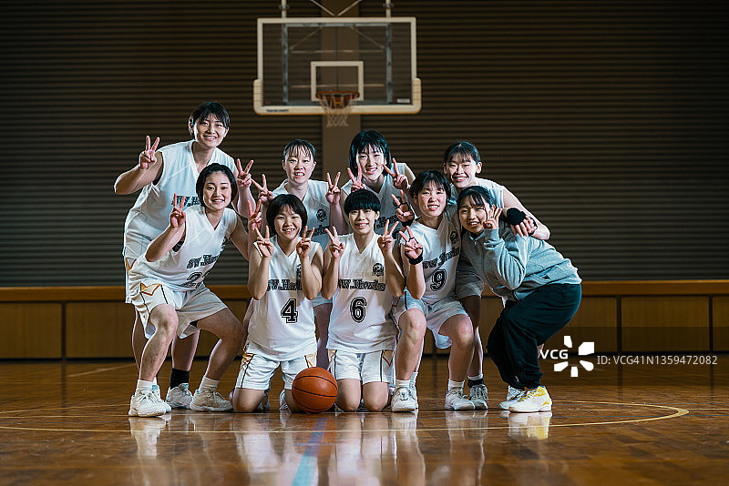 年轻女大学生篮球队图片素材