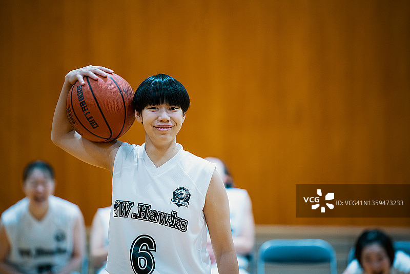 一位年轻的日本女篮球运动员的肖像图片素材