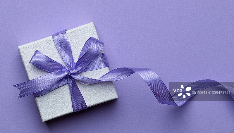 礼品盒：2022年度潘通色，长春花色图片素材