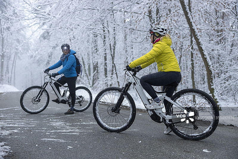 情侣准备在雪林中驾车图片素材