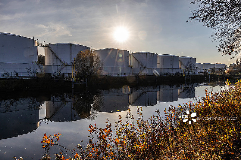 运河旁边的水箱存储设施图片素材