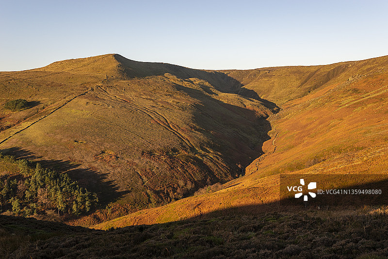 美丽的秋日清晨，峰区埃代尔的格林兹布鲁克峡谷图片素材