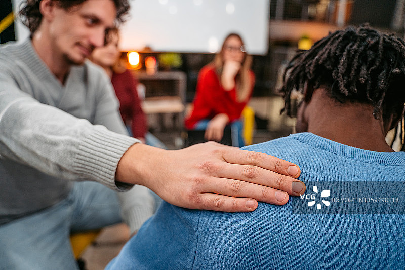 团体治疗成员安慰另一位成员图片素材