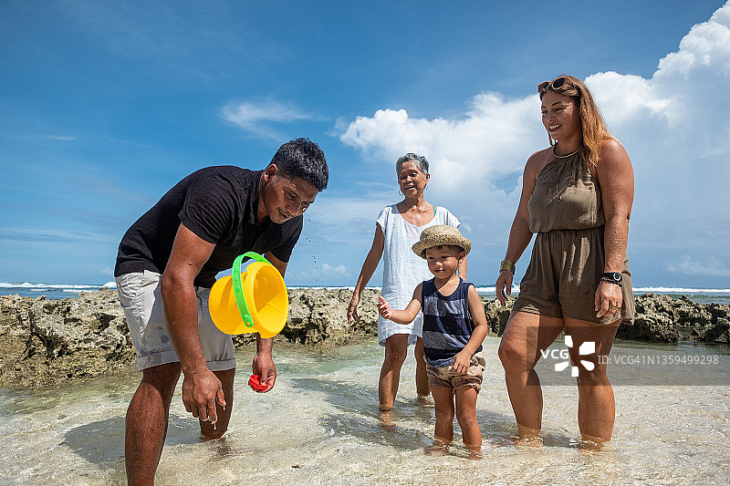 一家人在海里玩耍图片素材